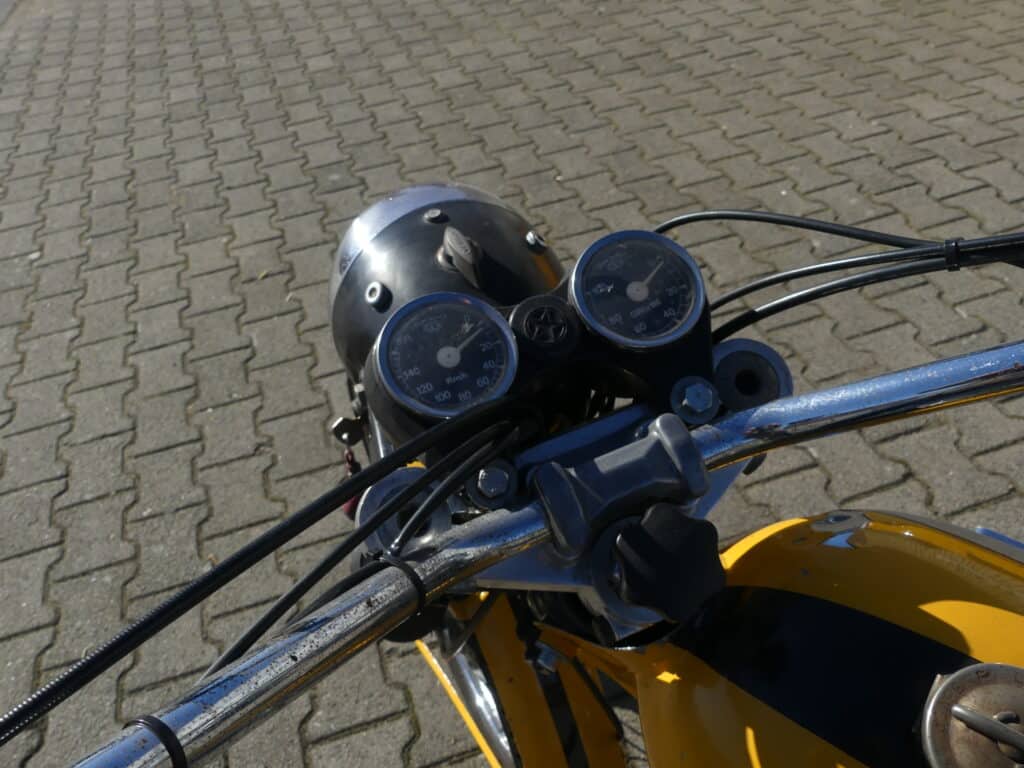 Een duc 450 Scrambler: schoenlpper blijf bij je leest