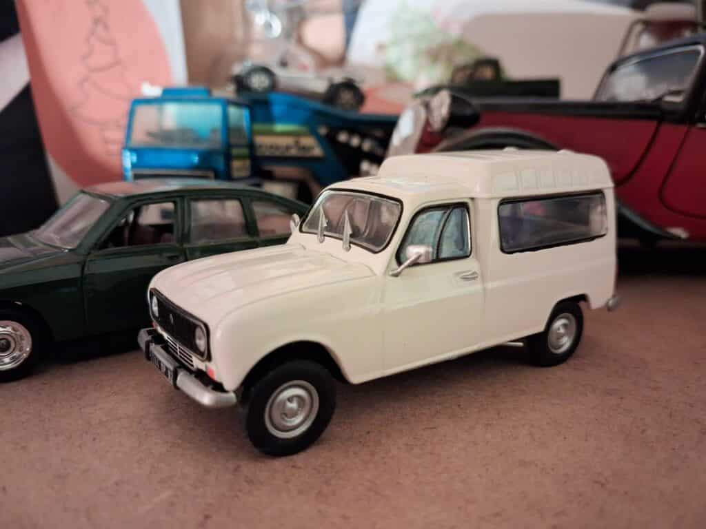 Renault 4F6, een bijzonder schilderij en Veendam