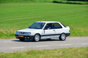 Rallywagen van Chiel Bos en Ton Hillen leende identiteit van déze Peugeot 309 GTI 16 – Omgekat voor ’t goede doel