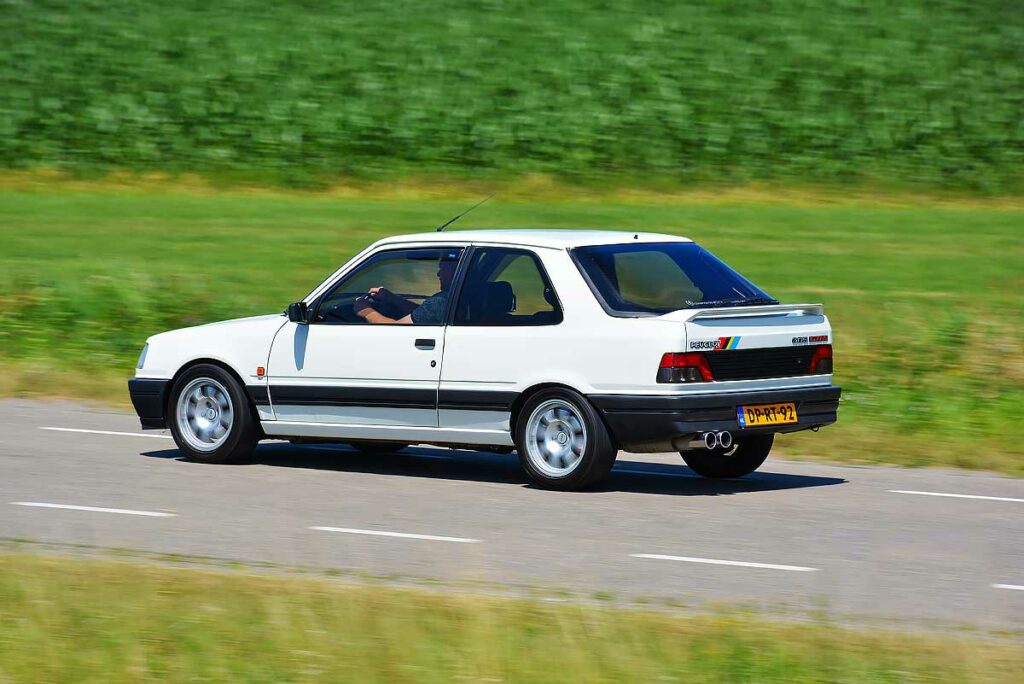 Rallywagen van Chiel Bos en Ton Hillen leende identiteit van déze Peugeot 309 GTI 16 – Omgekat voor ’t goede doel
