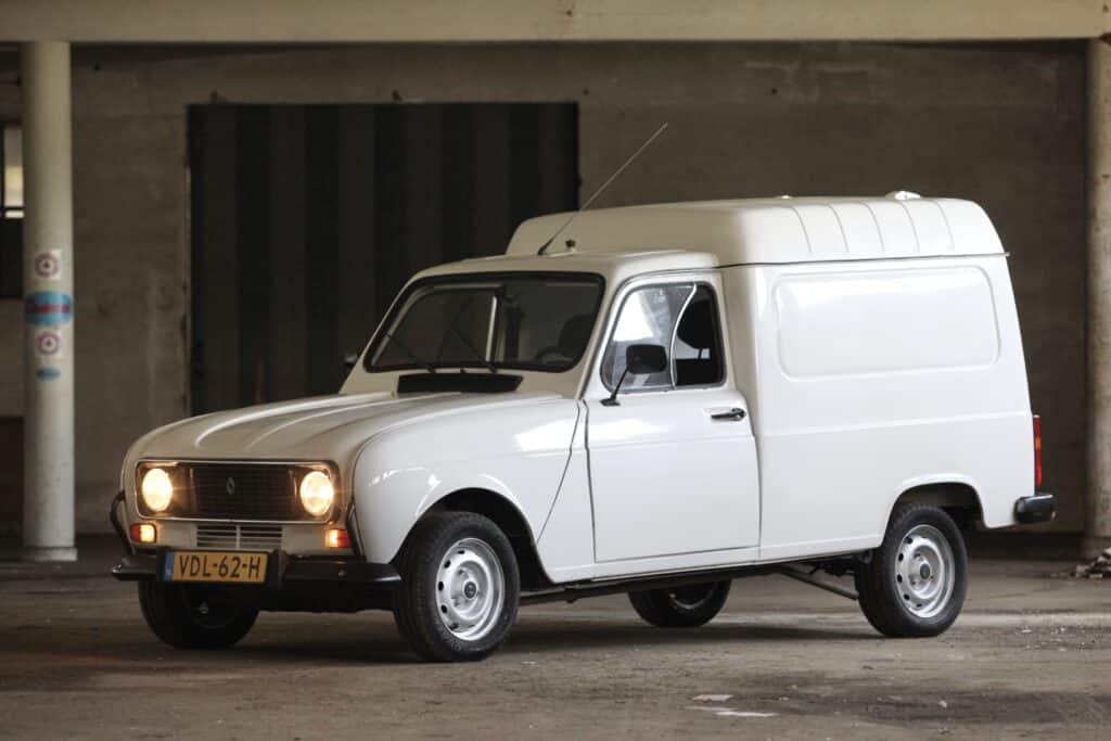 Renault 4F6, een bijzonder schilderij en Veendam