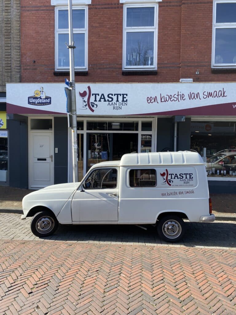 Renault 4F6, een bijzonder schilderij en Veendam