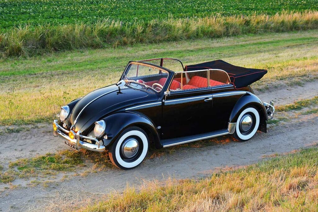 Volkswagen 1200 Karmann Cabriolet. Lang in een weiland vertoeven blijkt toch niet optimaal