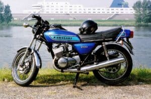 Kawasaki 250 S1 – Rooksignalen uit Akashi