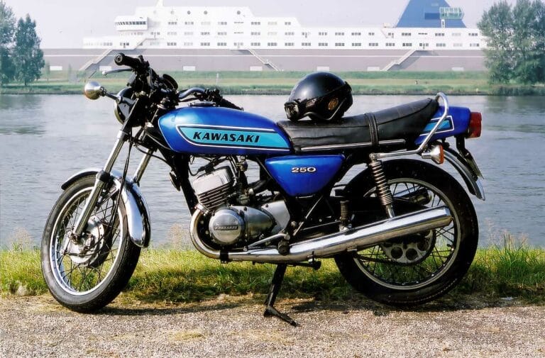 Kawasaki 250 S1 – Rooksignalen uit Akashi