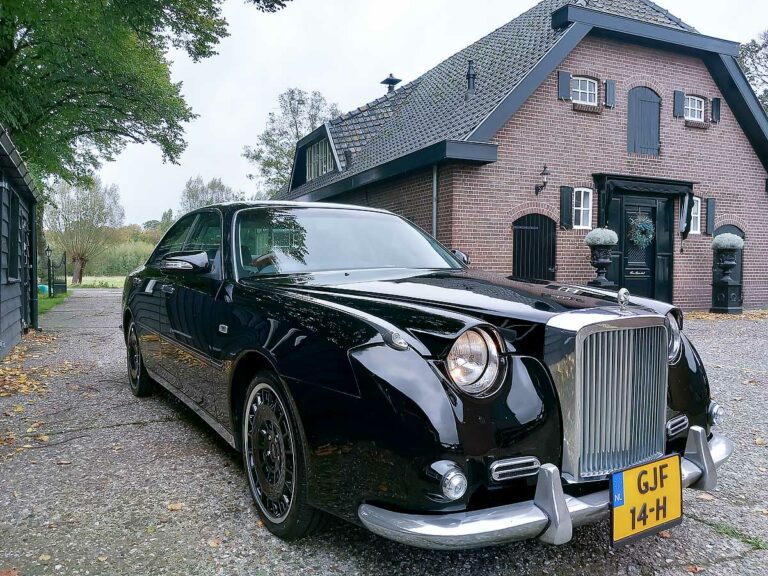 NISSAN MITSUOKA GALUE II (2003) Koninklijk vervoer voor Huib