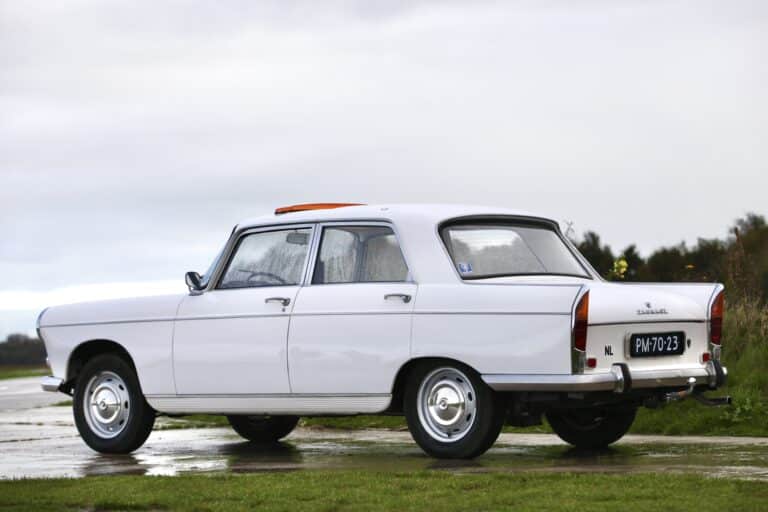 Peugeot 404. Evenwichtige jubilaris in AMK 1-2026