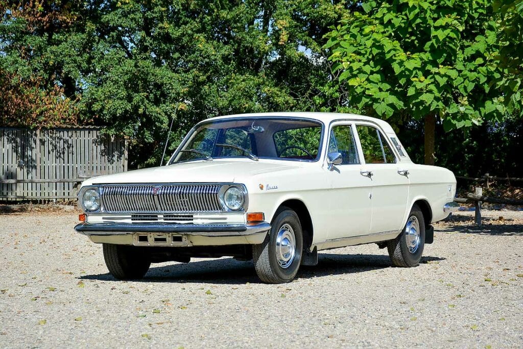 Belangrijk doen in Sovjetstijl met GAZ-24 Volga