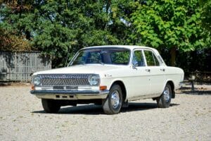 Belangrijk doen in Sovjetstijl met GAZ-24 Volga