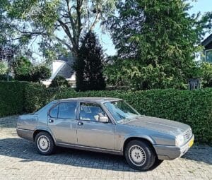 Alfa Romeo 90 (2.5) Quadrifoglio Oro Iniezione (1987) Tijdloos model voor Eeltsje
