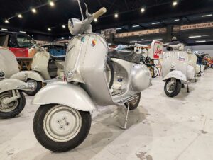 Klassieke tweewielers in winterstand bij Autotron