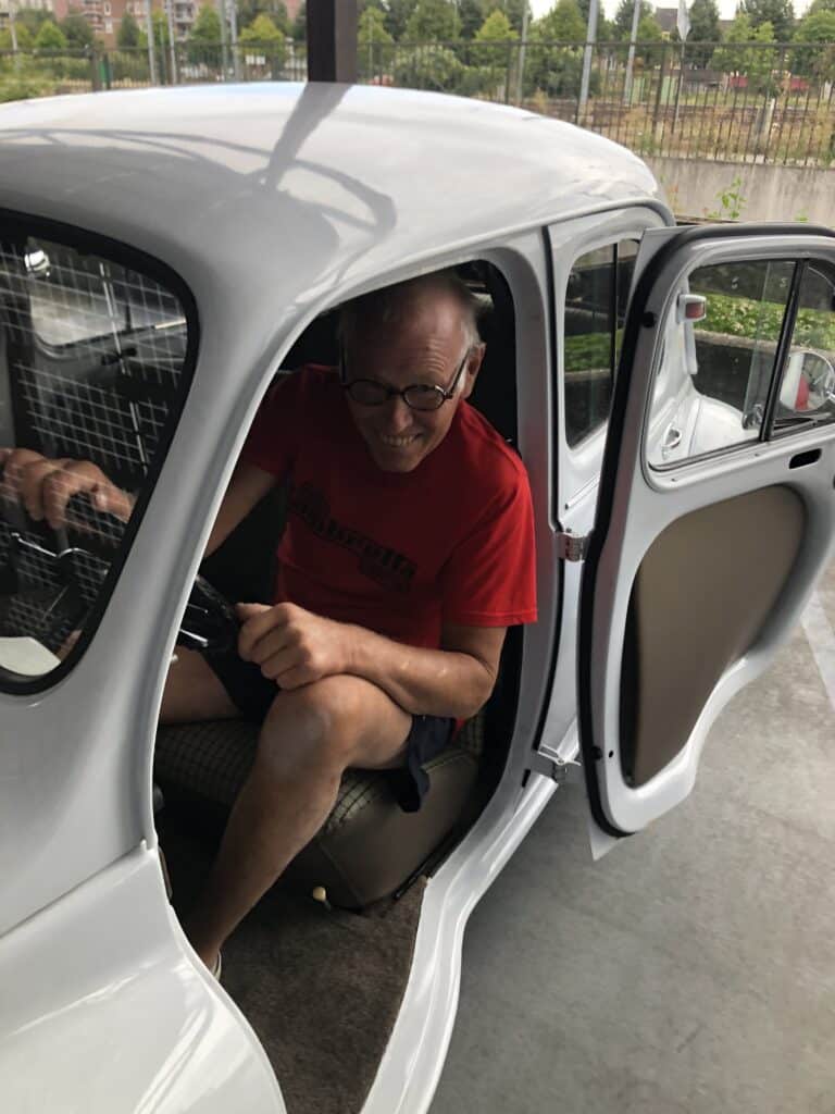 Renault 4CV (1956). Il vero fascino delle auto d'epoca per Mark e Nathanja