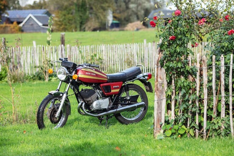 Die Moto Guzzi 250 TS