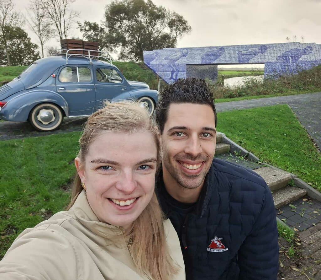 Renault 4CV (1956). Il vero fascino delle auto d'epoca per Mark e Nathanja
