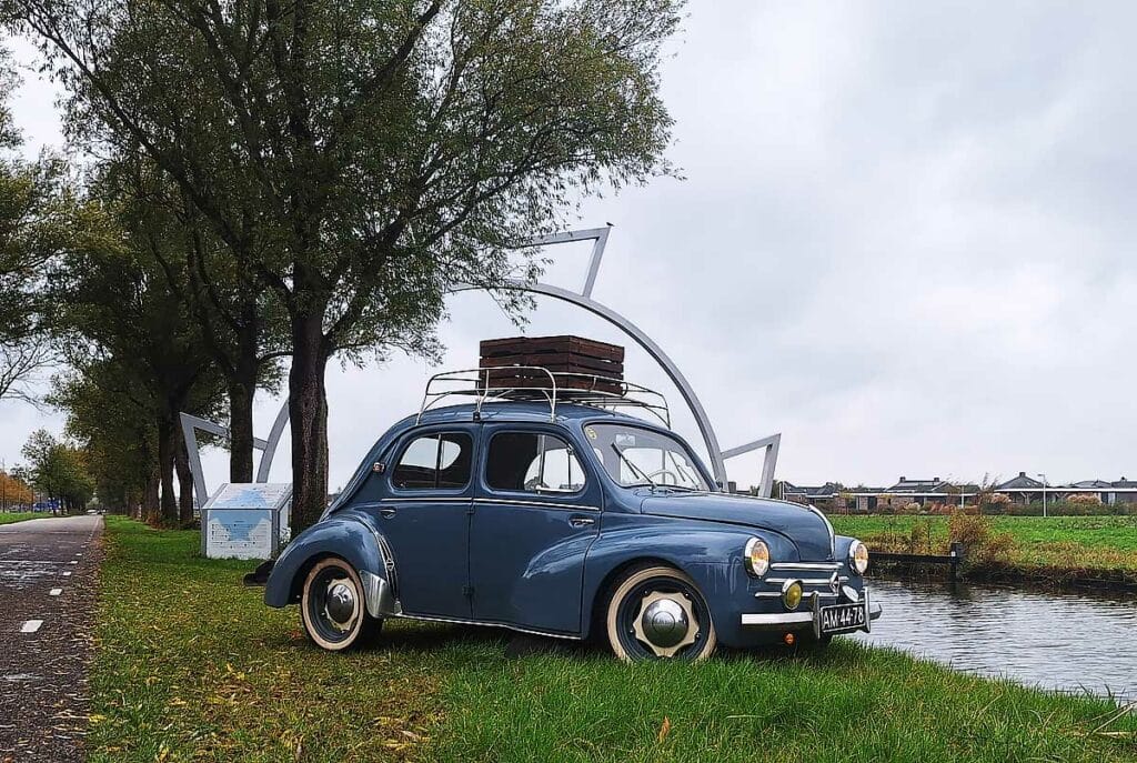 Renault 4CV (1956). Il vero fascino delle auto d'epoca per Mark e Nathanja