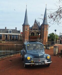 Renault 4CV (1956). Echte oldtimer charme voor Mark en Nathanja