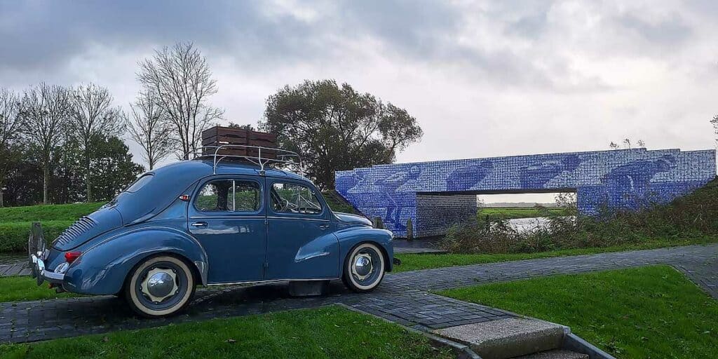 Renault 4CV (1956). Il vero fascino delle auto d'epoca per Mark e Nathanja