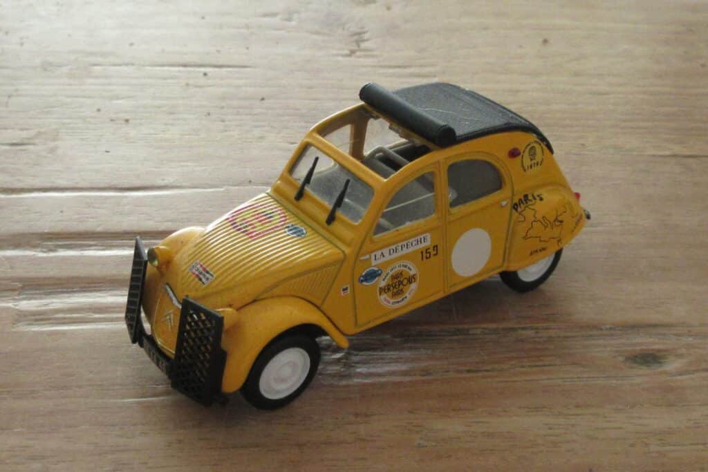 Citroën 2CV Paris-Persepolis-Paris. Collectiemodel van NOREV in 1:43 uit de Hachette kiosk-verzamelreeks