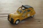 Citroën 2CV Paris-Persepolis-Paris. Collectiemodel van NOREV in 1:43 uit de Hachette kiosk-verzamelreeks
