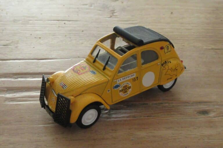 Citroën 2CV Paris-Persepolis-Paris. Collectiemodel van NOREV in 1:43 uit de Hachette kiosk-verzamelreeks