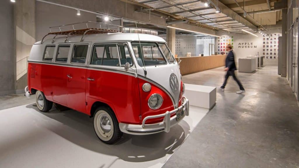 Volkswagen T1 uit 1967 bij entree Apple Museum Utrecht verwijst naar vroege Apple-jaren