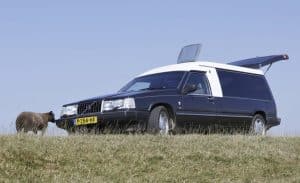 Volvo 940-lijkwagen camper met Nilsson-achtergrond