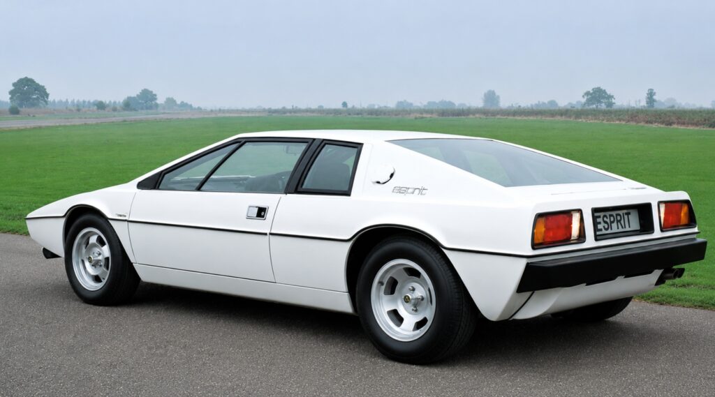Lotus Esprit S1. Vlijmscherp. En bij de geboorte al klassiek