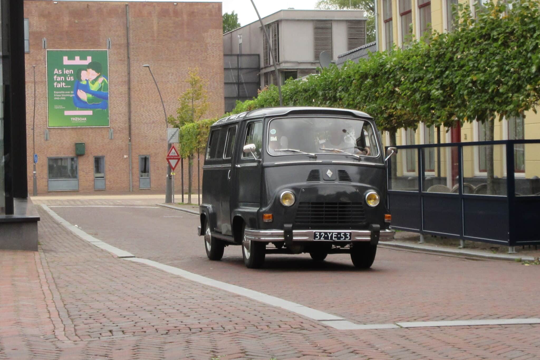 Renault Estafette en een mooie dag in Leeuwarden. ‘Het stokje doorgeven’