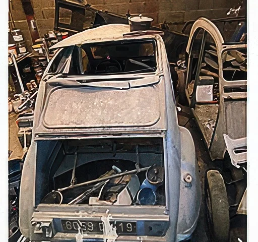 partij mechanische onderdelen en plaatwerk van een Citroën 2CV